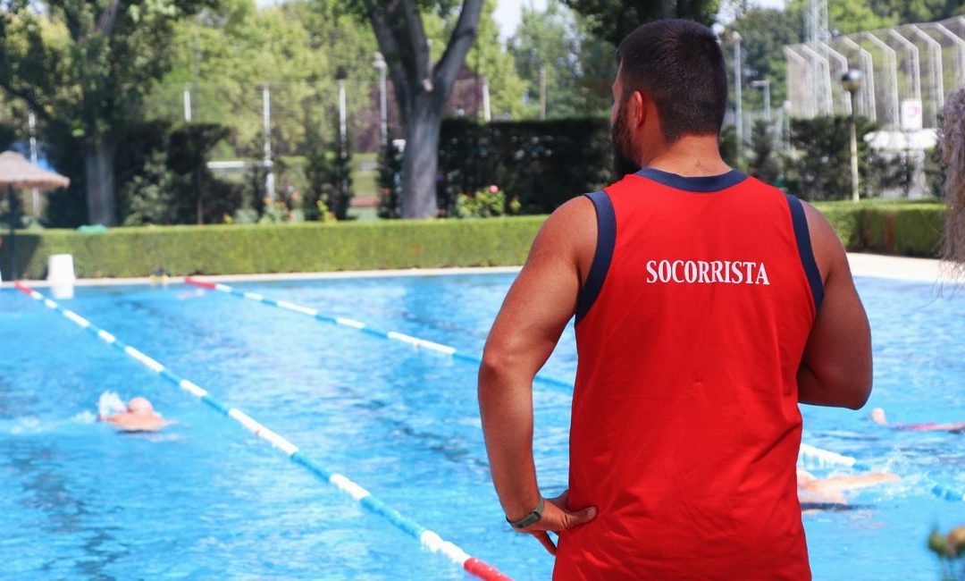 ¿Es necesario tener un socorrista en la piscina de la comunidad?