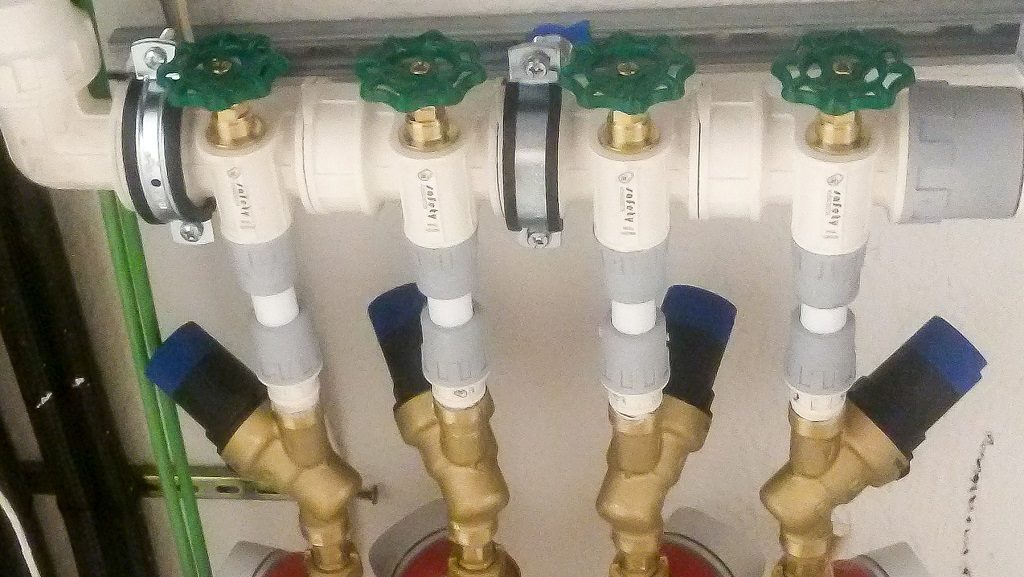 Cómo ahorrar agua en casa sin perder confort: trucos del fontanero