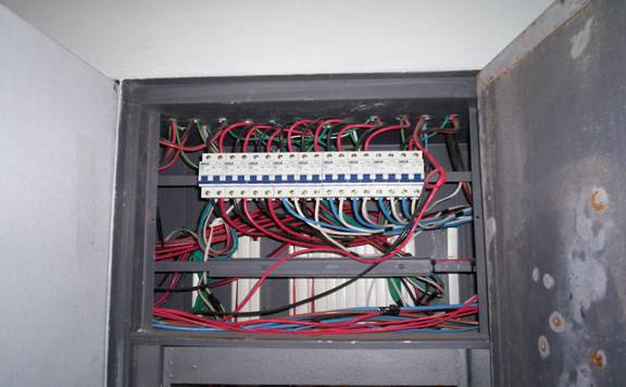 Cómo prevenir sobrecargas eléctricas en edificios antiguos